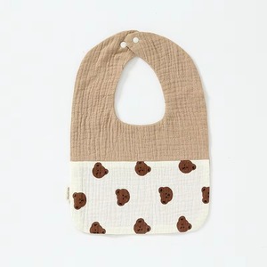 Bavoirs bébé beige et vert menthe en coton antibactérien, design minimaliste - Product Image 4