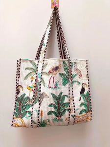 Sac fourre-tout matelassé imprimé léopard jungle, sac à bandoulière en coton à motif animalier, sac à main audacieux et tendance - Product Image 3