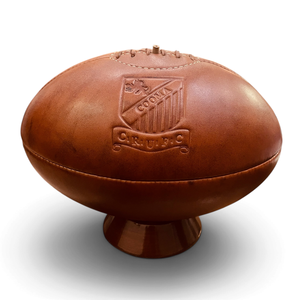 Ballon de rugby en cuir pleine fleur gaufré à chaud, 4 panneaux, style années 1900, patine antique, cuir et bois restaurés, vieilli et ciré, sport et décontracté - Product Image 1
