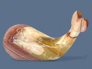 Sculpture de baleine en pierre d'onyx, sculptée et polie à la main, figurine de baleine rouge, blanche et ambre pour une décoration élégante de la maison - Product Image 4