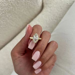 Anillo de Compromiso y Boda de Lujo con Diamante Cultivado en Laboratorio de Corte Marquesa de 1.5 CT, Chapado en Oro de 14K, con Engaste de Garras, para Mujer - Product Image 1