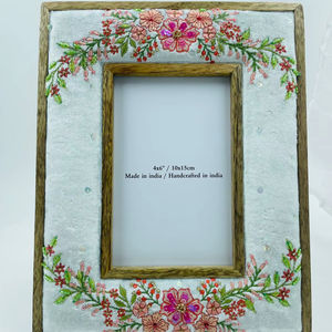 Cadre photo en bois et tissu de luxe, design abeille, fait main, brodé, avec perles, collection printemps, moderne, personnalisable, léger, durable - Product Image 1