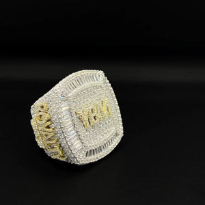 Anillo de Lujo Clásico Royal King de Plata con Moissanita de 0.5 Quilates y Engaste de Garras - Product Image 1