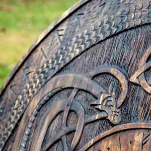 Grand bouclier viking nordique en bois, rond, artisanal, traditionnel, pour déguisement, exposition et décoration intérieure - Product Image 3