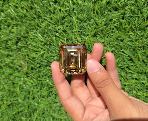 Moissanita de 112.15 CT, Corte Esmeralda, Color Amarillo Champán, Claridad SI, con Piedra Decorativa de Forma Elegante Hecha a Mano Incluida - Product Image 6