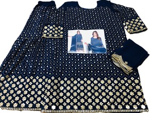 Ensemble de 3 pièces élégant en georgette indienne, style Shalwar Kameez, avec de riches broderies, idéal pour les fêtes et les mariages. - Product Image 3
