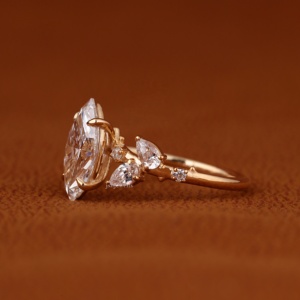 Bague pour femme en or massif 14 carats avec diamant de laboratoire taille marquise, sertissage en grappe latérale taille poire, personnalisable, tendance, certifiée IGI - Product Image 3