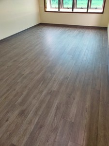 พื้น SPC แบบแข็ง VFLOOR รุ่นโมเดิร์น กันน้ำ ทนต่อรอยขีดข่วน ระบบคลิ๊กล็อค ติดตั้งง่าย ขนาดกลาง รับประกัน 5 ปี - Product Image 4