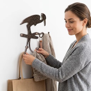 Porte-manteau mural rustique en métal en forme d'hibou avec 3 crochets, design animal fait main pour le rangement des vêtements - Product Image 1