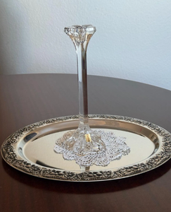 Assiette de présentation vintage en métal avec des bords découpés uniques, idéale pour organiser des dîners spéciaux, des mariages ou des réunions de famille. - Product Image 3