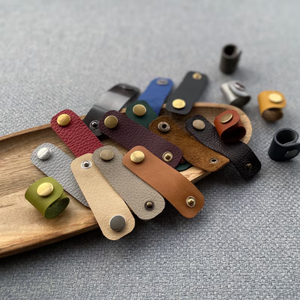 แหวนหนังทำมือสำหรับผูกผ้าพันคอ สไตล์วินเทจ ที่เกี่ยวผ้าพันคอ หัวเข็มขัดเก๋ไก๋ อุปกรณ์เสริมขนาดเล็ก แฟชั่นมินิมอล กระดุมสีรุ้ง - Product Image 5