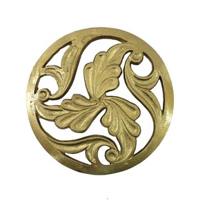 Salvamanteles Decorativo Dorado de Aluminio Resistente al Calor, Salvamanteles Metálico Antideslizante con Forma de Corazón y Base de Latón - Product Image 1
