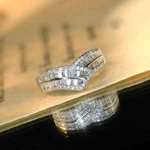 Bague élégante en forme de V avec grappe de baguettes, en argent massif, bande chevron incurvée, sertie de diamants de laboratoire étincelants, plaquée or 18 carats - Product Image 3