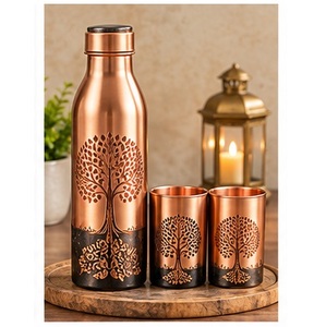 Bouteille d'eau en cuivre artisanale avec deux tasses, design moderne et luxueux, noir et or rose, ensemble de vaisselle de voyage portable - Product Image 4