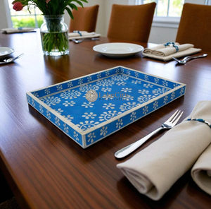 Plateau rectangulaire bleu avec incrustations en os, orné de motifs floraux blancs faits à la main en forme d'étoiles avec bordures, disponible à prix de gros. - Product Image 1