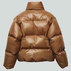 Chaqueta de invierno contemporánea de cuero genuino suave, diseñada para entornos fríos, con relleno estructurado y forro cómodo. - Product Image 2