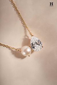 Collar Minimalista con Colgante de Diamante Cultivado en Laboratorio con Corte de Pera y Perla en Oro de 14k, Joyería de Lujo con Certificación IGI para Mujer - Product Image 1