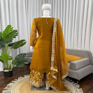 Conjunto de Kurta y Plazzo VASTRA COTTAGE con Lentejuelas y Hilo de Seda, Completamente Cosido con Borde, Ropa Étnica Festiva - Product Image 4