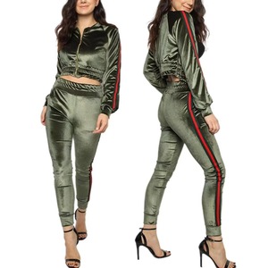 Conjunto Deportivo de Terciopelo Verde para Mujer, Top Corto con Cierre Completo y Bolsillos Laterales con Raya Roja, Corte Ajustado, Estilo Deportivo, Ropa de Otoño - Product Image 5