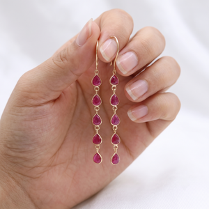 Pendientes colgantes lineales de oro amarillo de 18k con rubíes naturales en forma de pera y múltiples piedras engastadas al estilo bisel, de Memoria Jewels, al por mayor. - Product Image 2