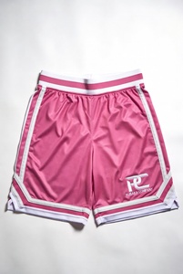 Shorts de basket-ball rose vif avec bordure blanche et rose et logo RC, pour un look élégant et professionnel pour les équipes sportives. - Product Image 1