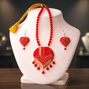 Ensemble de collier en soie Muga rouge traditionnelle d'Assam, fait main, avec pendentif de caractère, bijoux culturels de collection - Product Image 6