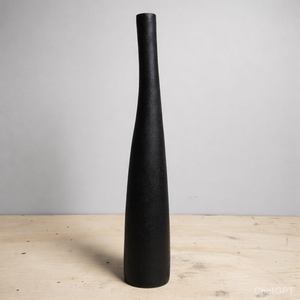 Vase à fleurs en métal noir mat de qualité supérieure, doté d'une finition texturée et d'une silhouette élancée et fine pour la décoration moderne de la maison - Product Image 1