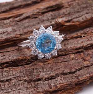 Anillo de compromiso de lujo Halo con topacio azul, chapado en oro de 14K sobre plata de ley, para mujer, diseño de piedra de nacimiento de noviembre - Product Image 5