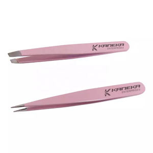 Kit de Herramientas para Cejas 3 en 1 de Kaneka Enterprises, Acero Inoxidable, Color Rosa, Ligero, Punta Inclinada, Pinzas, Recortador, Tijeras, con Bolsa - Product Image 3