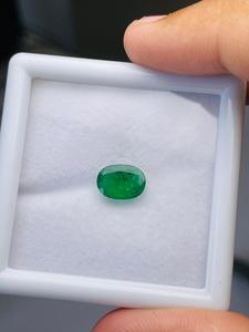 Esmeralda Natural de Zambia, Corte Ovalado, 3.53 Quilates, Calidad AAA, Certificada por IGI, Color Verde, Gema para Joyería - Product Image 1