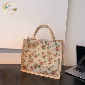 Sac de plage en toile de jute naturelle avec base large pour un rangement maximal et un transport facile et confortable - Product Image 2