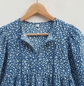เสื้อกล้ามผู้หญิงผ้าฝ้าย 100% พิมพ์ลายบาติกสไตล์โบฮีเมียน  ตกแต่งด้วยลูกไม้ลายดอกไม้และโบว์  ระบายอากาศได้ดี เป็นมิตรต่อสิ่งแวดล้อม  ลายพิมพ์ด้วยเทคนิคแฮนด์บล็อกสีคราม - Product Image 6