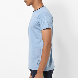 Camiseta de manga corta azul claro para hombre, cuello redondo, corte regular informal, jersey de algodón, ribete en contraste con logo en el bajo de la camiseta - Product Image 2