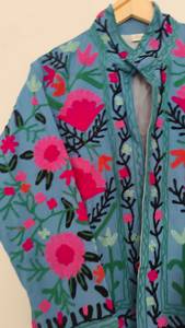 Veste en toile brodée à la main Suzani, riche culture et artisanat, motifs floraux cousus à la main - Product Image 3
