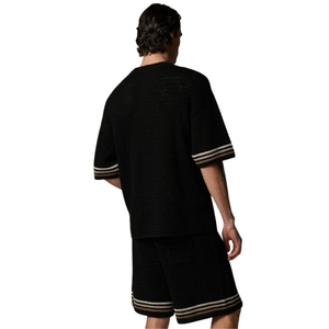 T-shirt en tricot crocheté pour homme, manches courtes, texture côtelée, poignets rayés, style décontracté d'été, style streetwear, vente en gros, fournisseur d'usine OEM - Product Image 5
