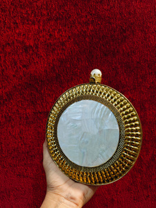 Pochette ronde artisanale indienne en nacre avec cadre en laiton de luxe, sac de soirée, de mariage, de créateur pour femme - Product Image 3