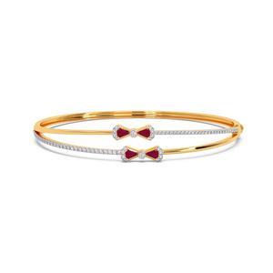 Brazalete Doble con Diseño de Lazo de Diamantes, Banda Doble de Oro Amarillo y Detalle de Piedra Roja - Product Image 1
