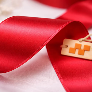 Cinta de Satén Tejida Roja de 50 mm de Doble Cara, Color Sólido, 100% Poliéster, Resistente al Encogimiento, Decorativa, para Regalos y Manualidades, de Neelkamal Industries - Product Image 5