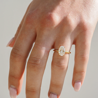 Bague de fiançailles et de mariage minimaliste en or jaune 14 carats avec diamant de laboratoire ovale de 2 carats certifié IGI, halo caché et fantaisie légère