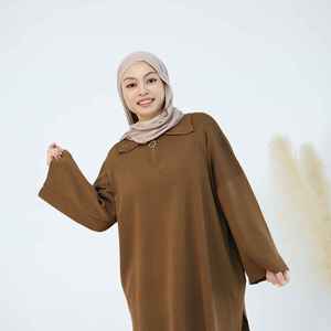 Abaya de luxe moderne à boutons pour femmes musulmanes, style Dubaï, robe longue décontractée islamique légère et respirante à col bateau - Product Image 2