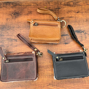 Best-seller Porte-monnaie usiné à la main Sculpture Petit bracelet Cheveux occidentaux sur cuir de vachette Mini portefeuille multi-usages pour femmes - Product Image 4