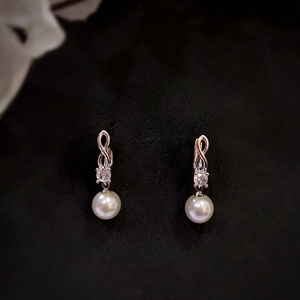 ต่างหูมุกน้ำจืดดีไซน์อินฟินิตี้ชุบเงินและชุบทองสำหรับผู้หญิง เครื่องประดับแฟชั่น - Product Image 1