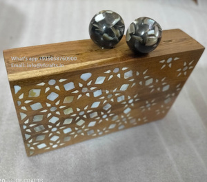 Sofisticado bolso de mano de madera con un hermoso patrón floral de nácar - Product Image 6