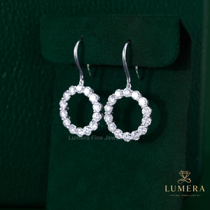 Boucles d'oreilles pendantes rondes en forme d'halo, serties de diamants brillants, avec fermoir à crochet sécurisé - Product Image 3