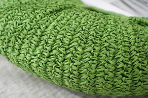 Transformez votre garde-robe saisonnière avec ce sac élégant en fil naturel, au design unique en forme de croissant et doté de poignées intégrées. - Product Image 4