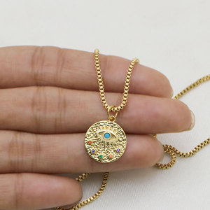 Collar con Colgante de Ojo Turco Chapado en Oro de Plata Esterlina 925, Medallón Redondo Texturizado con Circonitas Cúbicas Coloridas y Turquesa, Joyería al por Mayor - Product Image 1