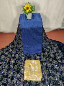 Tissu de robe somalienne somptueuse et exclusive, rouge Fransawi Dirac, avec des pierres et des perles brodées sur un motif floral, idéal pour les tenues de fiançailles. - Product Image 2