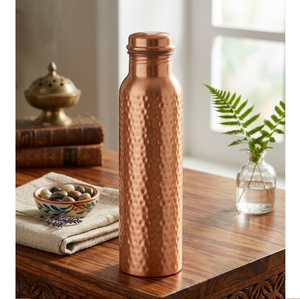 Ensemble de carafes et de bouteilles en cuivre martelé artisanal pour hôtel et spa de luxe, élégantes et métalliques - Product Image 6