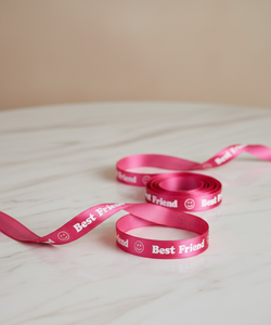 ริบบิ้นผ้าซาตินสีชมพูพิมพ์ลายเพื่อนซี้ ขนาด 10 มม. ผลิตจากโพลีเอสเตอร์ 100% ยี่ห้อเนลกามัล อินดัสทรีส์ ทนต่อการหดตัว เหมาะสำหรับตกแต่งและห่อของขวัญ - Product Image 3