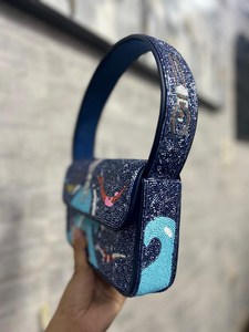 Sac à main rectangulaire brodé à la main avec un thème sportif, artisanat textile - Product Image 1